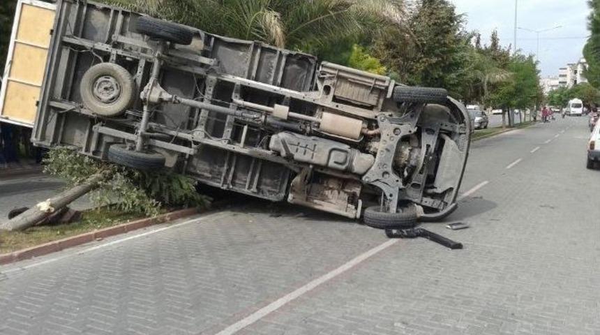 Akhisar&rsquo;da &Ouml;ğrenci Servisi Kaza Yaptı