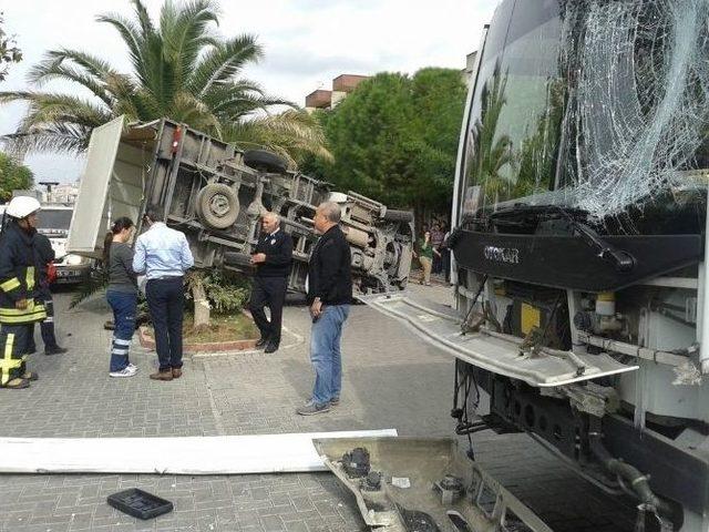 Akhisar’da Öğrenci Servisi Kaza Yaptı