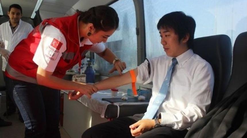 Japon Misafir Gezici Sağlık Otob&uuml;s&uuml;ne Hayran Kaldı