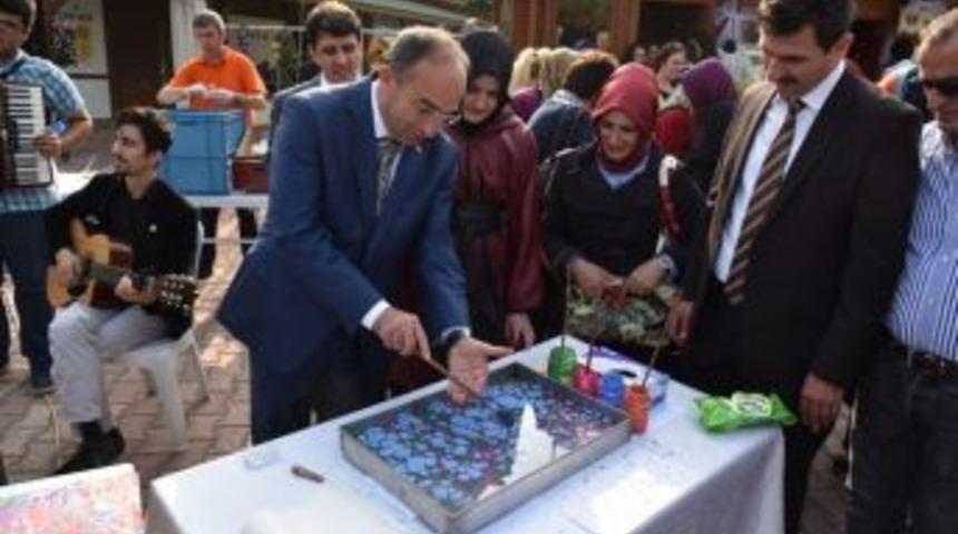 Başkan &Uuml;z&uuml;lmez, Ebru Sanatı &Ouml;ğreniyor