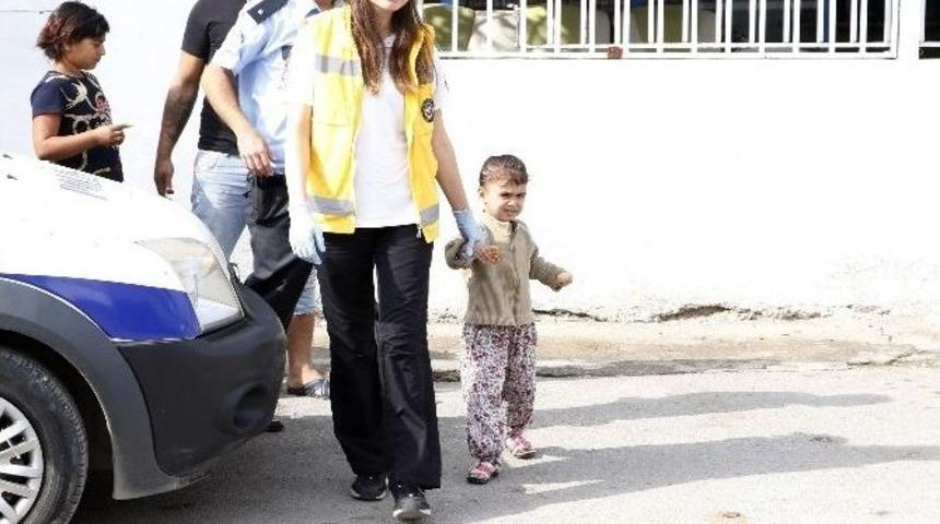 Sokağa Terk Edilen Minik Kardeşler, Aile Ve Sosyal Politikalar Bakanlığı Antalya İl M&uuml;d&uuml;rl&uuml;ğ&uuml;&rsquo;ne Teslim Edildi