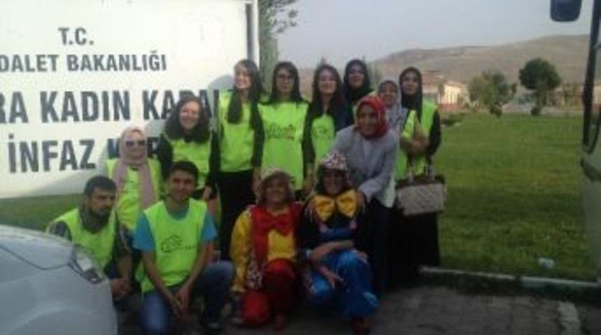 G&ouml;n&uuml;ll&uuml;ler, &Ccedil;ocukların Y&uuml;zlerini G&uuml;ld&uuml;rd&uuml;ler