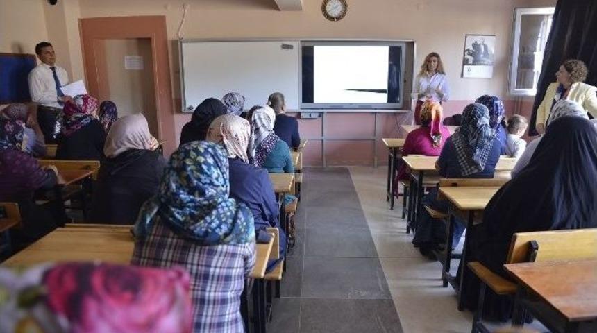 Sosyal Yaşam Okulu&rsquo;nda Velilere Ergenlik Anlatıldı