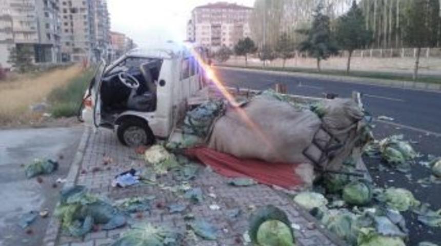 Lahana Y&uuml;kl&uuml; Kamyonet Takla Attı