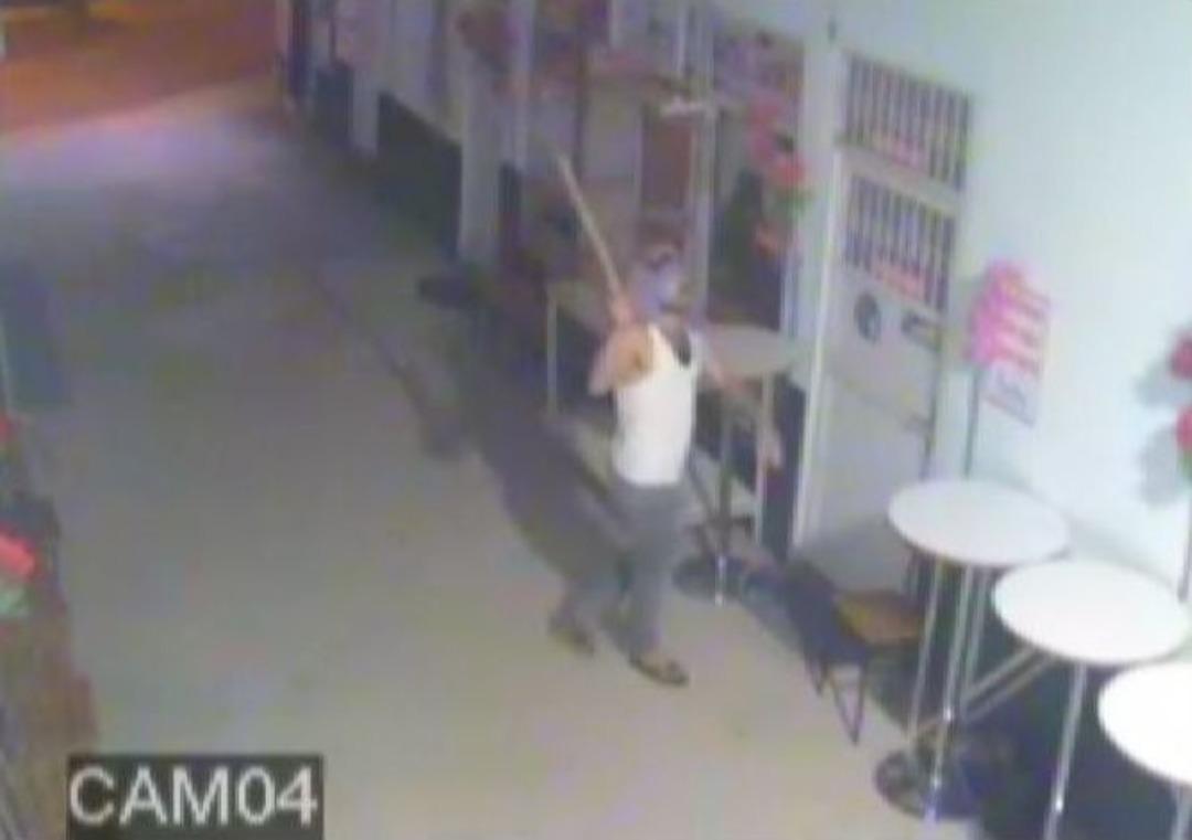 (&ouml;zel Haber) İş Yerinin Camlarını B&ouml;yle Kırdı