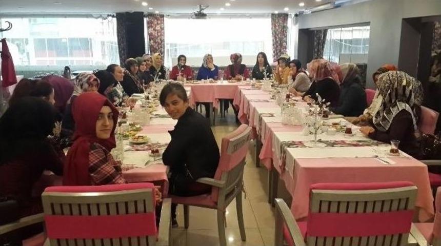 Ak Partili Kadınlar &Uuml;niversiteli Gen&ccedil;lerle Buluştu