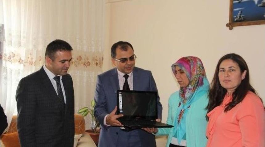 Şehit &Ccedil;ocuklarına Diz&uuml;st&uuml; Bilgisayar