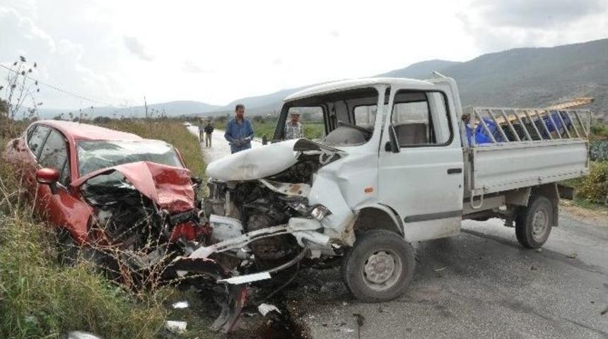 Eşiyle Barıştırılmaya G&ouml;t&uuml;r&uuml;l&uuml;rken Kazaya Neden Oldu: 5 Yaralı