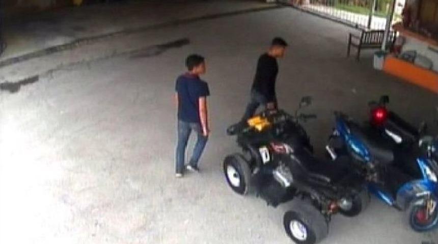 Hırsızlar 25 Saniyede Elektrikli Bisikleti &Ccedil;aldı