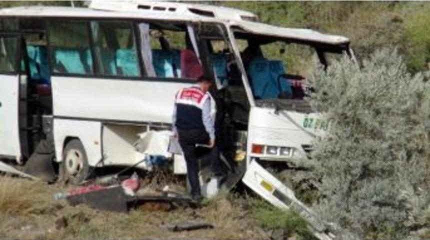 Osmaniye&rsquo;de Trafik Kazası: 2 &Ouml;l&uuml;, 16 Yaralı