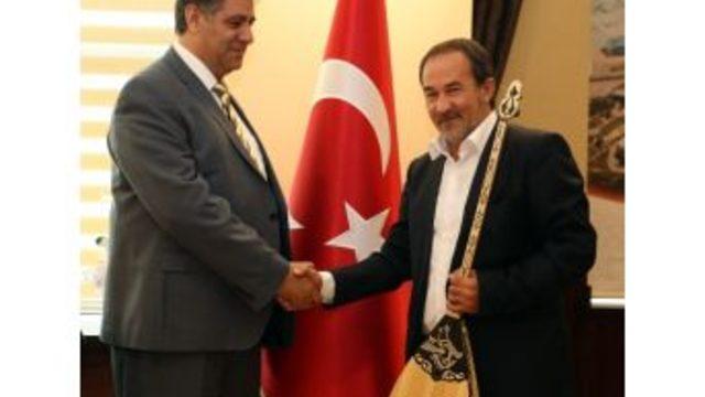 Sanatçı Arslanbek Sultanbekov’dan Rektör Polat’a Ziyaret