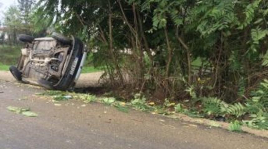 Yoldan &Ccedil;ıkan Ara&ccedil; Yan Yattı