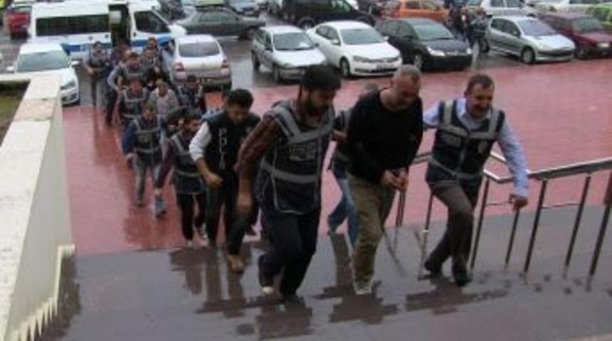 G&ouml;&ccedil;men Ka&ccedil;ak&ccedil;ılığına 4 Tutuklama