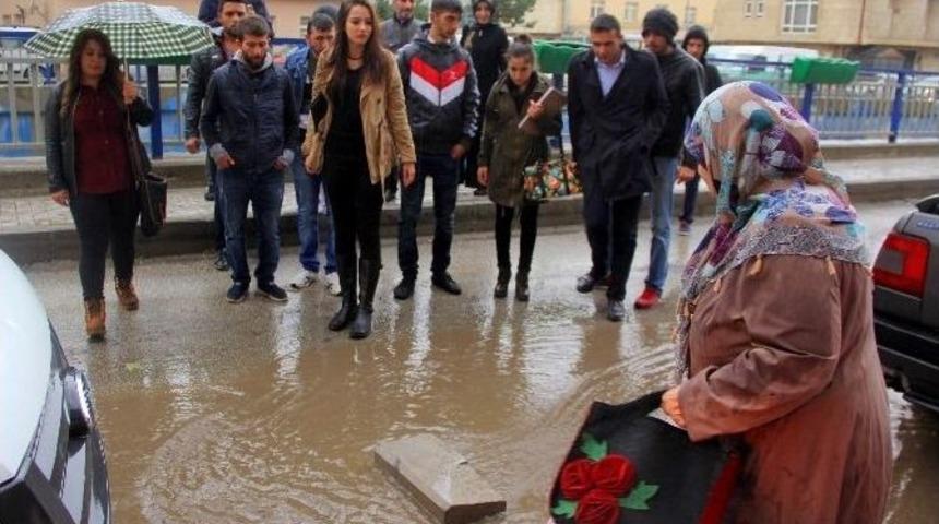 Erzurum&rsquo;da Kısa S&uuml;reli Sağanak Yağış, Sele D&ouml;n&uuml;şt&uuml;