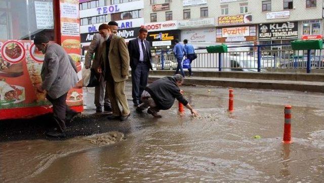 Erzurum’da Kısa Süreli Sağanak Yağış, Sele Dönüştü