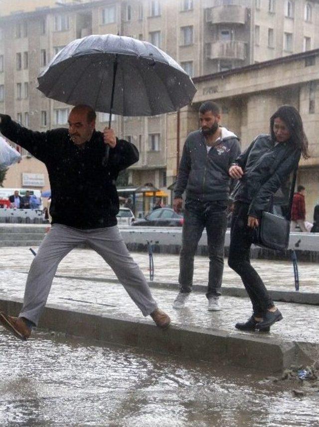 Erzurum’da Kısa Süreli Sağanak Yağış, Sele Dönüştü