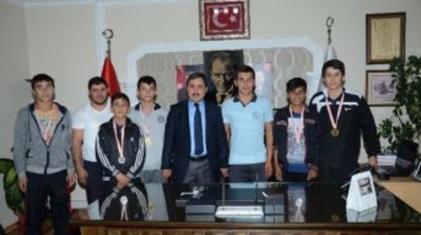 Başkan Eser, Başarılı G&uuml;reş&ccedil;ileri &Ouml;d&uuml;llendirdi