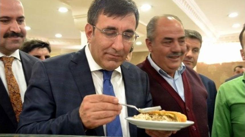 Başbakan Yardımcısı Yılmaz, Perde Pilava Hayran Kaldı