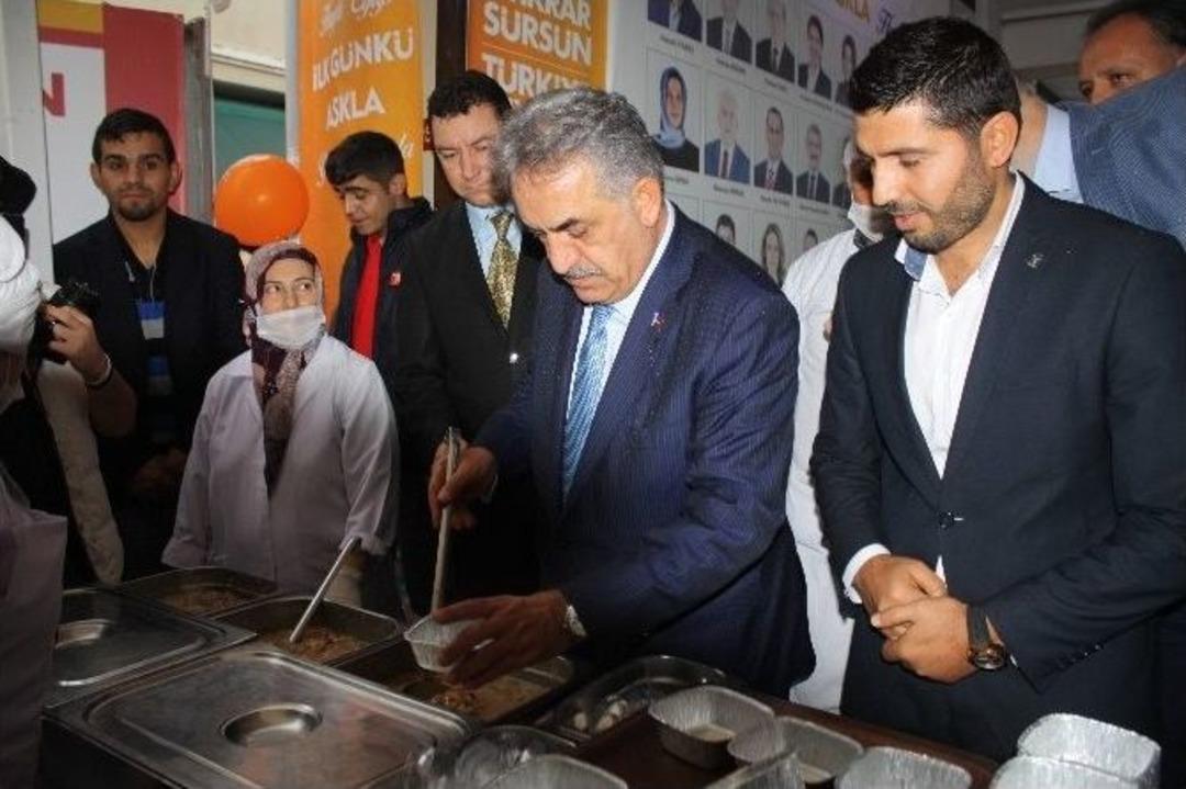 Eski Bakan Yazıcı Vatandaşa Aşure Dağıttı