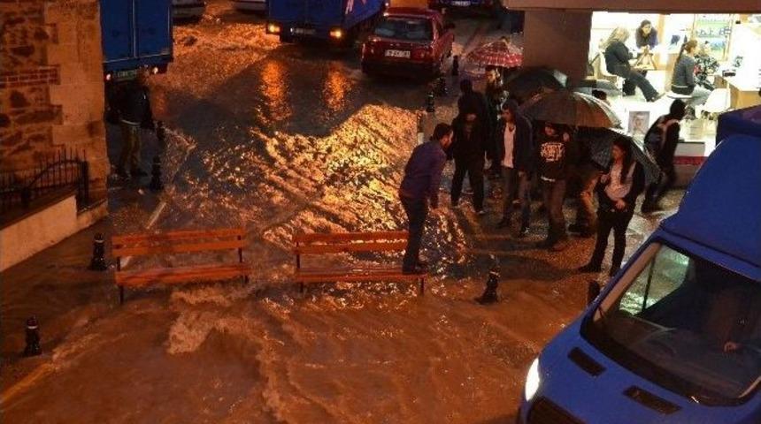 Balıkesir&rsquo;de Şiddetli Yağış Yolları G&ouml;le &Ccedil;evirdi