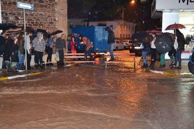 Balıkesir’de Şiddetli Yağış Yolları Göle Çevirdi