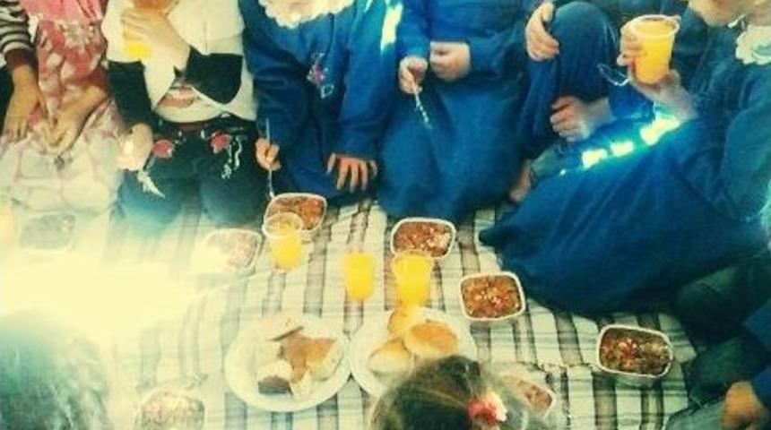 &Ouml;ğretmenden &Ouml;ğrencilere Aşure İkramı