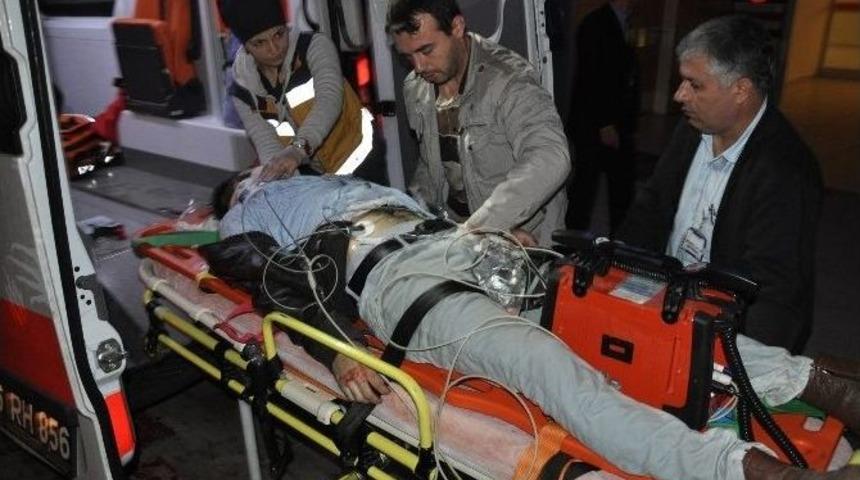 Minib&uuml;s İle &Ccedil;arpışan Motosikletli Gen&ccedil; Hayatını Kaybetti