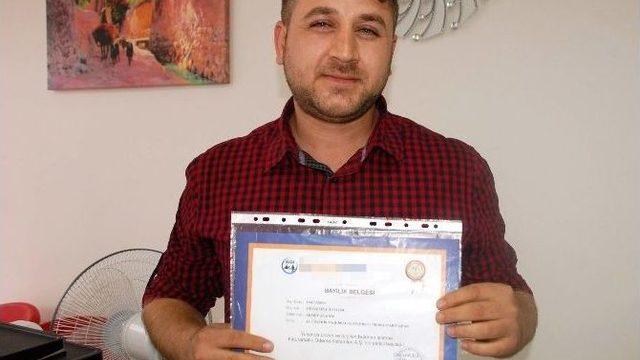 Bombacıyla Aynı Soyisim Hem İşinden Hem Eşinden Etti