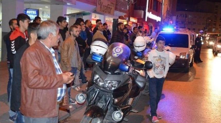 (&ouml;zel Haber) Kendine Zarar Veren Şahsı G&ouml;r&uuml;nt&uuml;lemek İ&ccedil;in Birbirleriyle Yarıştılar