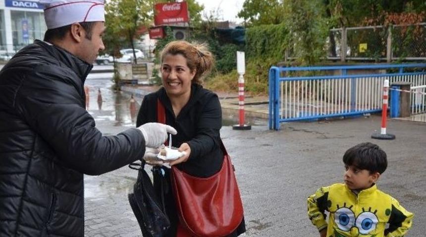 Dicle Edaş M&uuml;şterilerine Aşure Dağıttı