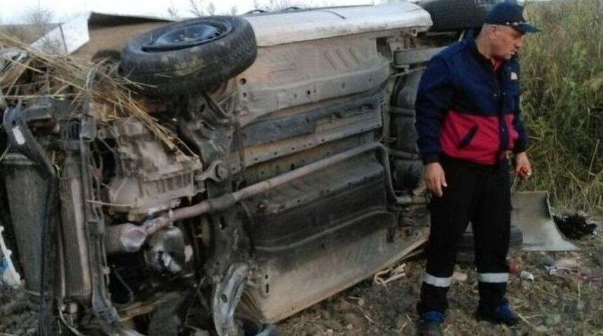 Kamyonet Şarampole Devrildi: 3 Yaralı