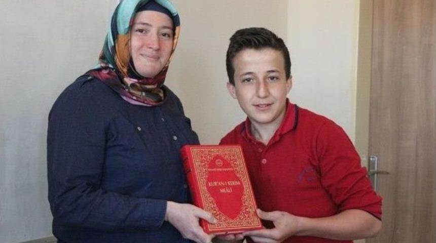 Öğrencilere Kur’an-ı Kerim Hediye Edildi