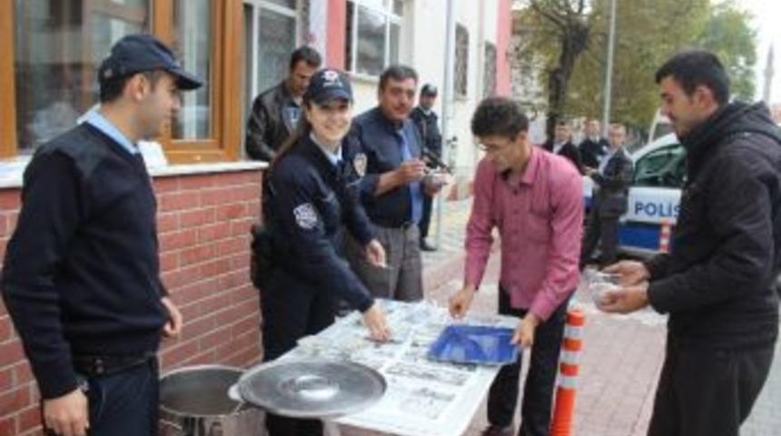 Polislerden Vatandaşa Aşure İkramı