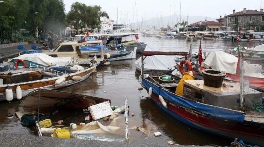 Marmaris&rsquo;te Sağanak Yağmur Etkili Oldu