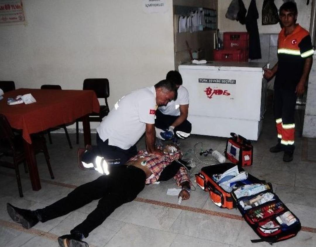 Kahvehanede Kahvaltı Yaparken &Ouml;ld&uuml;