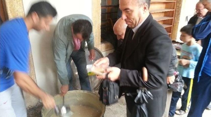 Cuma Namazı Sonrası Cemaate Aş&uuml;re İkramı