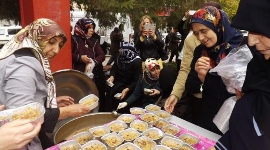 Ak Partili Kadınlardan Aşure Dağıtımı