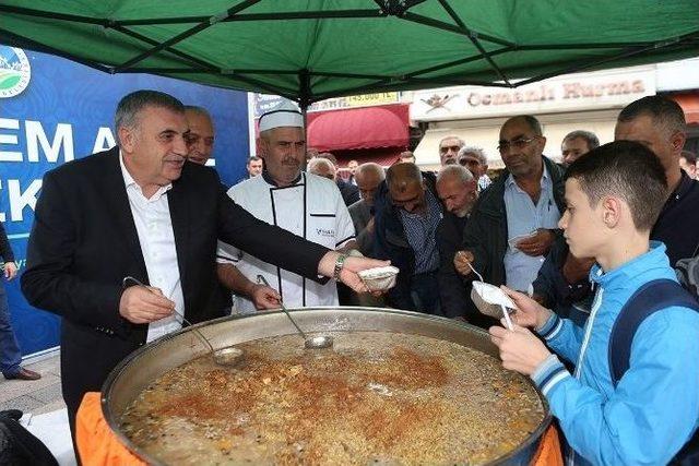 Başkan Toçoğlu Vatandaşlara Aşure İkramında Bulundu