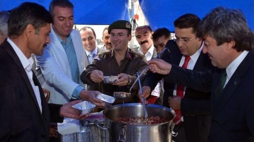 Pınarbaşı Kaymakamı Çelik Aşure Dağıttı