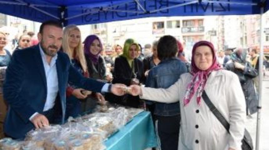İzmit Belediyesi 5 Bin Aşure Dağıttı