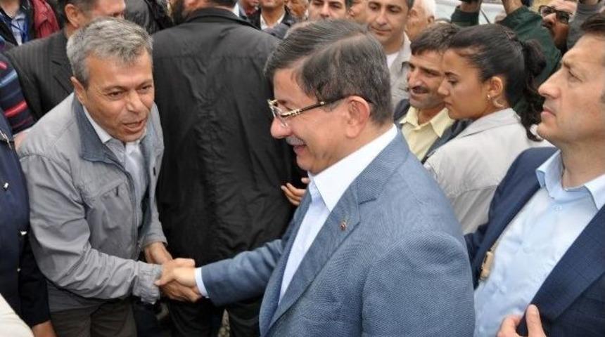 Başbakan Davutoğlu Yolda Vatandaşlarla Sohbet Etti