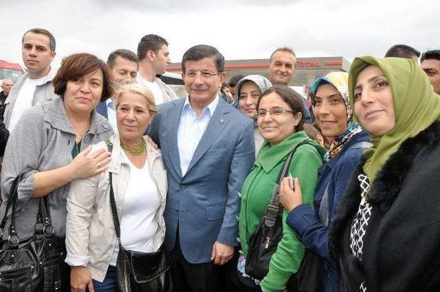 Başbakan Davutoğlu Yolda Vatandaşlarla Sohbet Etti