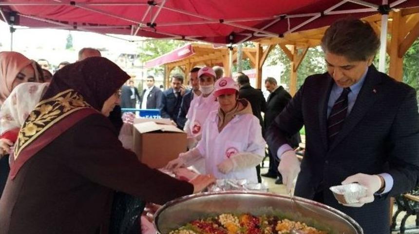 Fatih&rsquo;teki Tarihi Camilerde 12 Bin Kutu Aşure Dağıtıldı