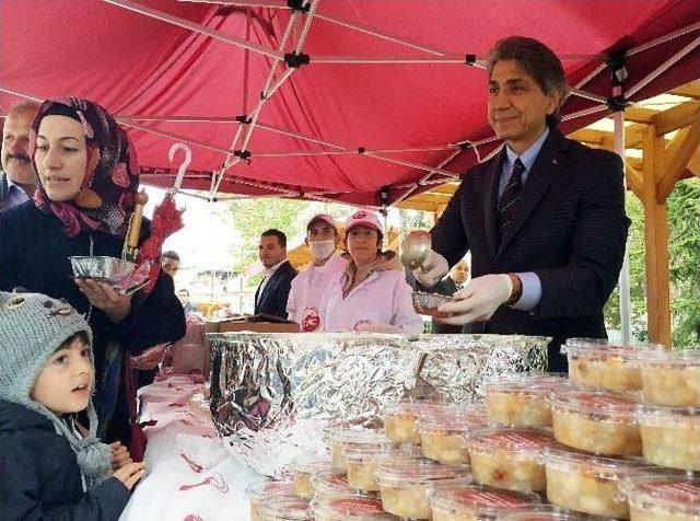 Fatih’teki Tarihi Camilerde 12 Bin Kutu Aşure Dağıtıldı