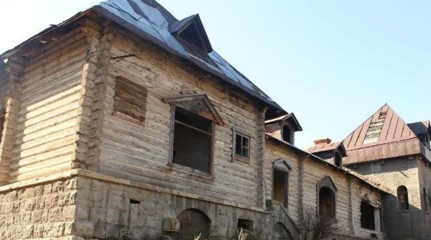 Katerina K&ouml;şk&uuml; Yıkılmamak İ&ccedil;in Direniyor