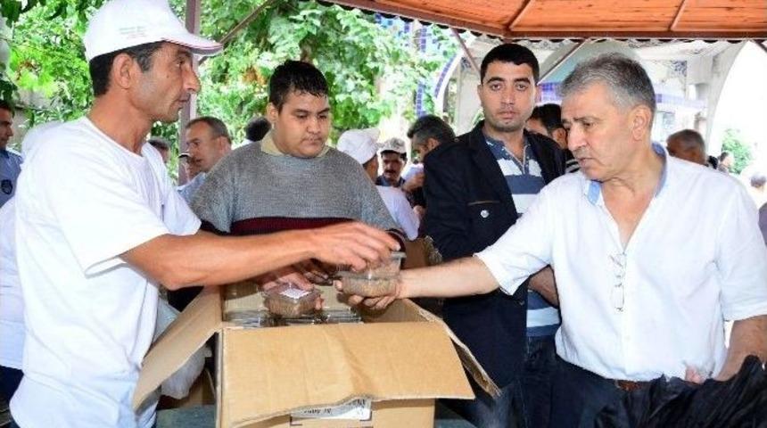 B&uuml;y&uuml;kşehir, 7 Camide Cuma &Ccedil;ıkışı Halka Aşure Dağıttı