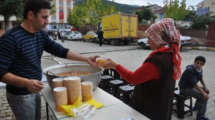 Pınarbaşı&rsquo;nda Aşure Dağıtıldı