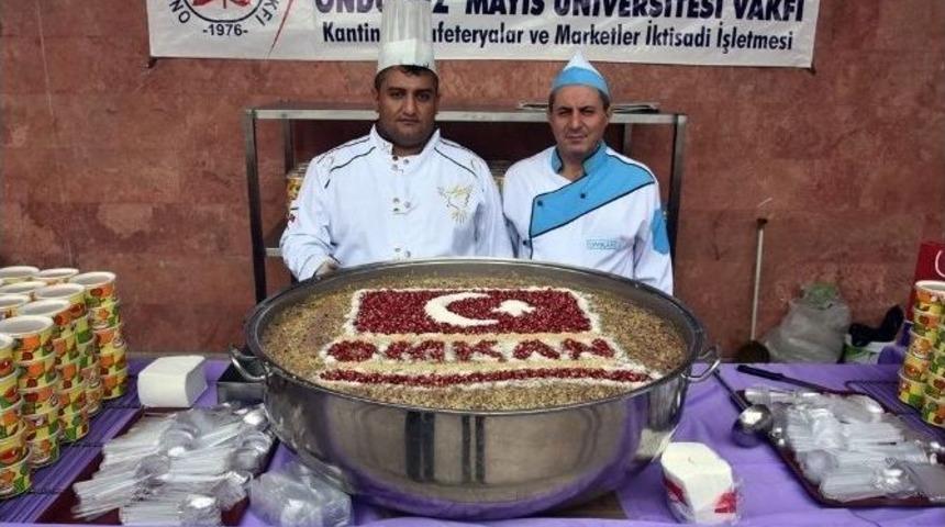 Om&uuml;&rsquo;de T&uuml;rk Bayrağı Motifli Aşure