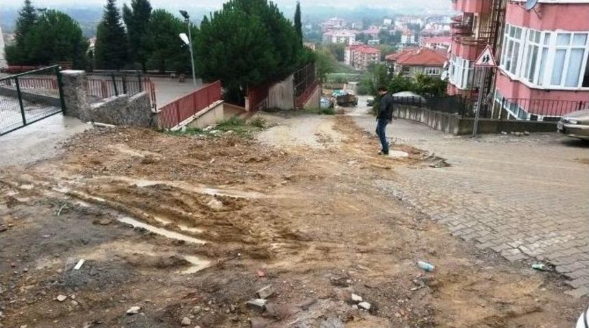 &Ouml;ğrenciler Bozuk Yolun Yapılmasını İstiyor