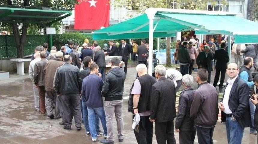 Akyazı Belediyesi Tarafından Aşure Dağıtımı Ger&ccedil;ekleştirdi